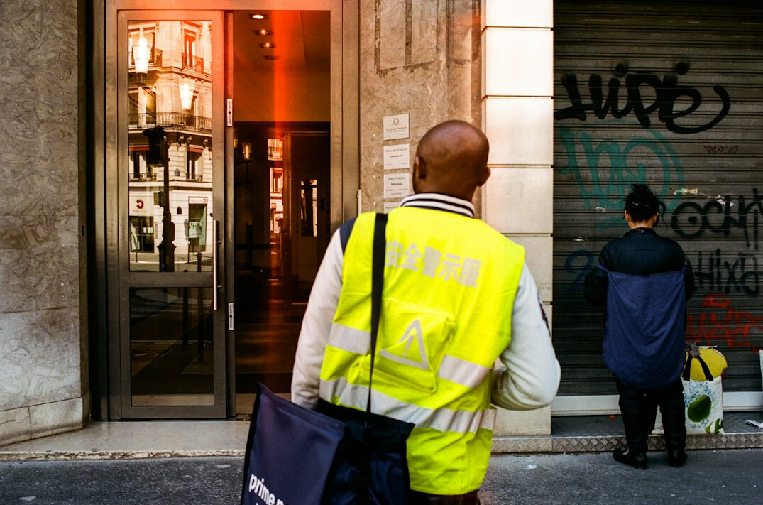 store detective watching